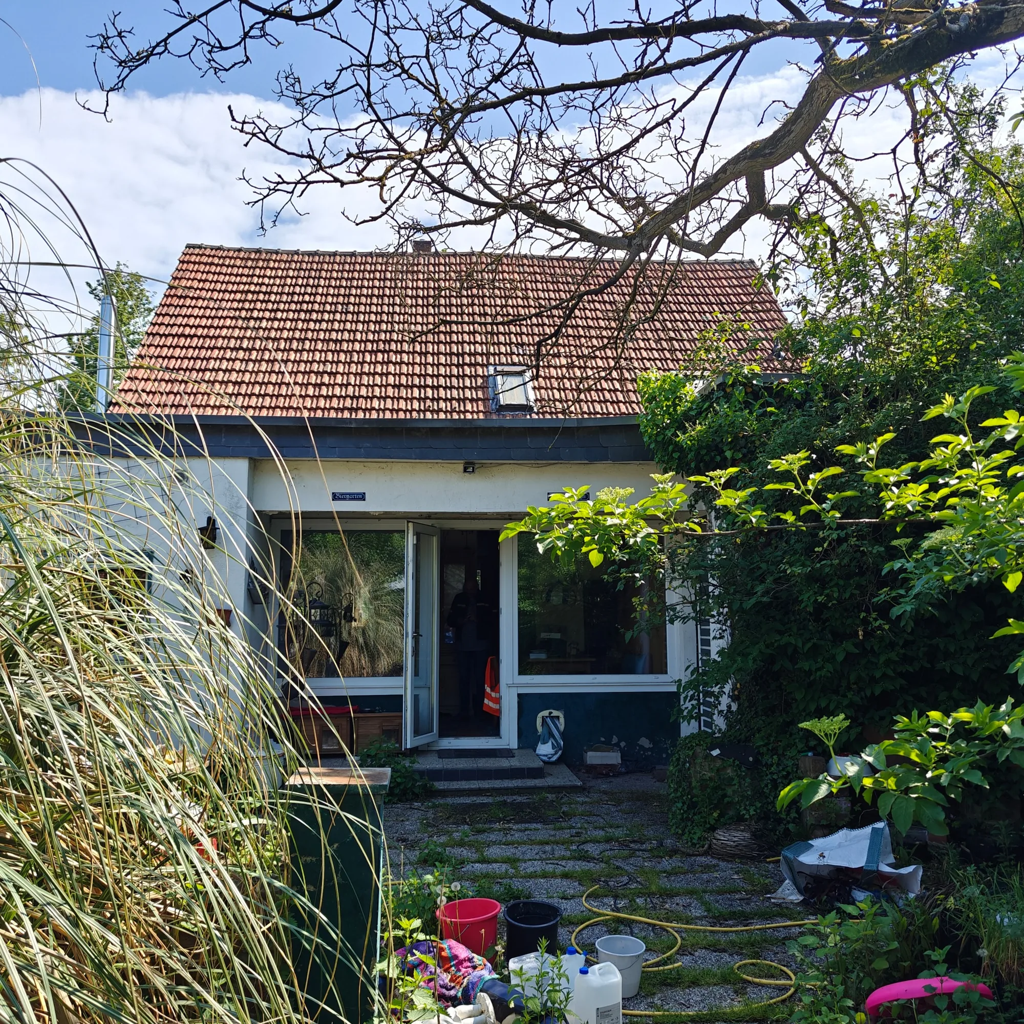 Gartenansicht des Grundstücks mit Altbestand in Krefeld-Verberg